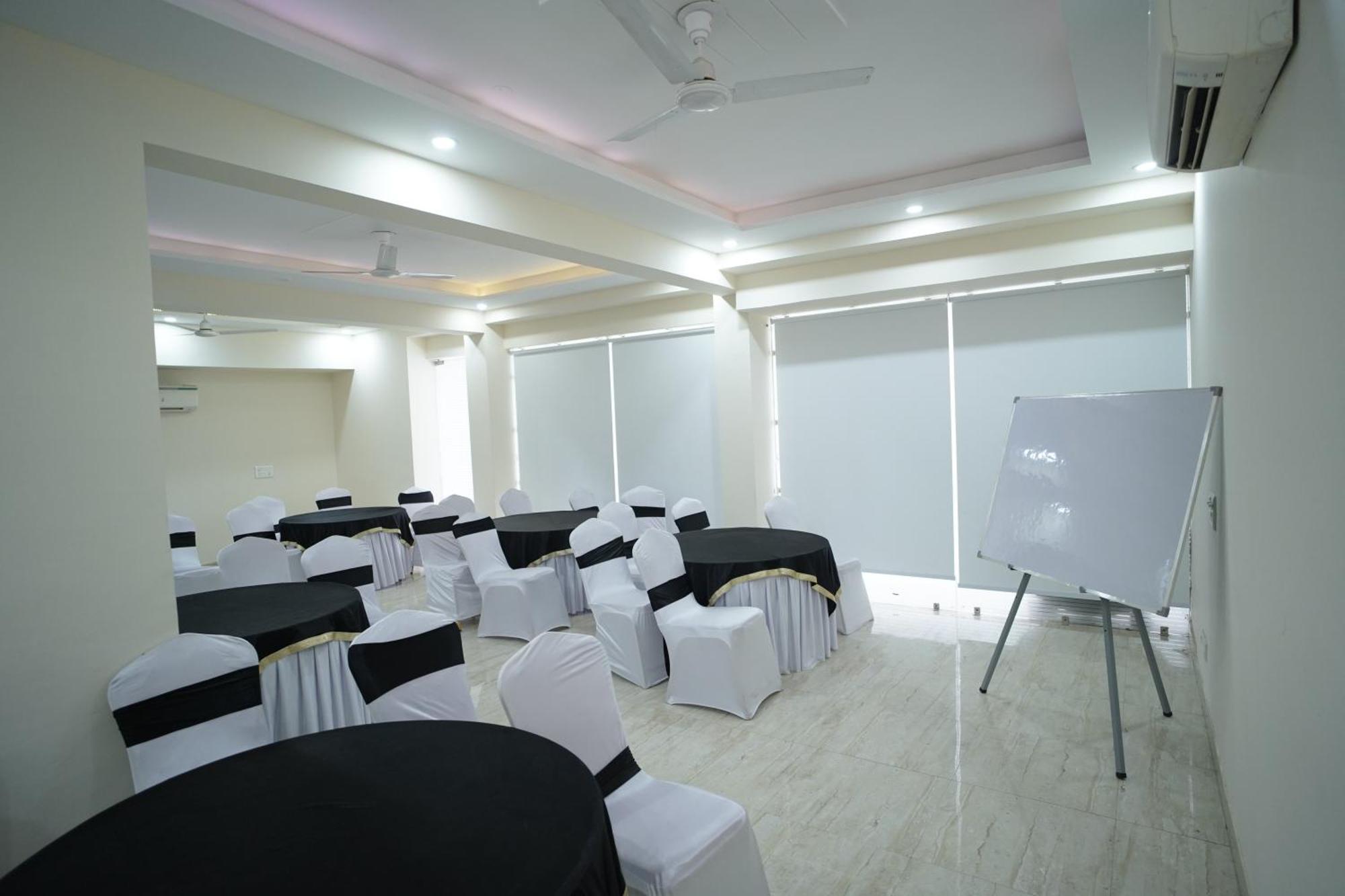 Hotel The Luxe 18 - Golf Course Road Gurgaon Exterior photo